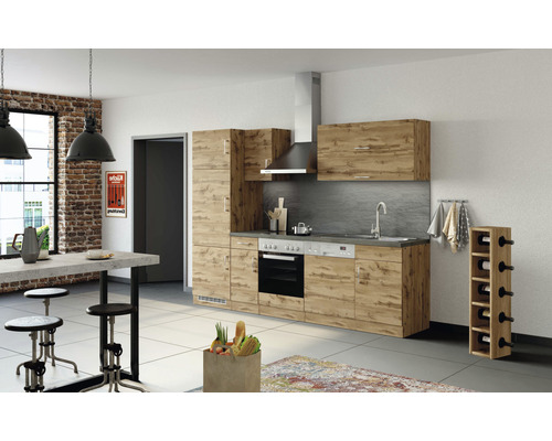Moderne Küche mit Holzakzenten, Esstisch und Barhockern in einem hellen Raum.