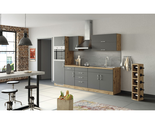 Moderne Küche mit grauen Schränken, hölzernen Akzenten, Dunstabzugshaube und Esstisch.