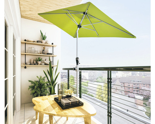 Balkonszene mit rechteckigem Sonnenschirm, Tisch und Regalen