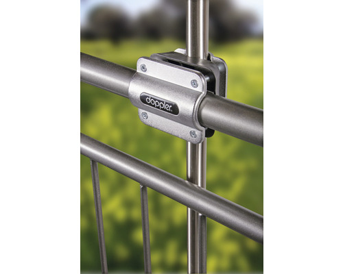 Doppler Logo an einer Schirmhalterung für Balkongeländer