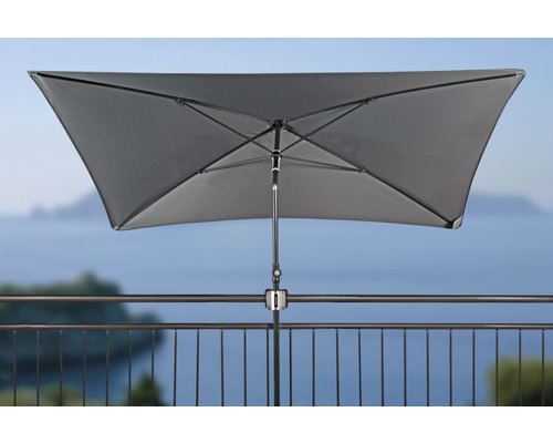 Rechteckiger Sonnenschirm montiert auf einem Balkongeländer.