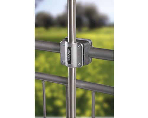 Doppler Logo auf einer Halterung zur Sonnenschirmbefestigung an einem Geländer.