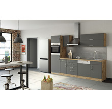 Moderne Küche mit Einbauschränken, Spüle, Dunstabzugshaube und Kühlschrank