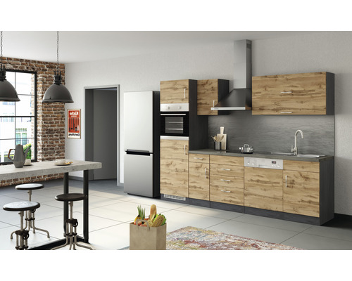 Moderne Küche mit Küchenschränken, Kühl-Gefrierkombination und Esstisch