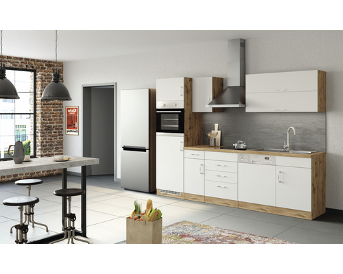 Helle Küche mit weißen Schränken und Holzelementen, einschließlich Kühlschrank, Backofen und Dunstabzugshaube.