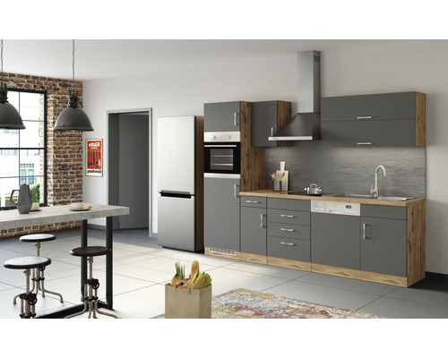 Helle Küche mit Küchenzeile, Kühlschrank und Esstisch