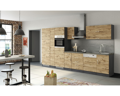 Helle Einbauküche mit Holzdekor, Arbeitsplatte, Spüle und Elektrogeräten in modernem Design.