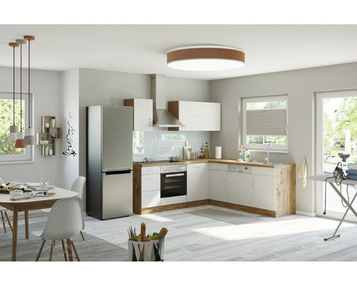 Heller und geräumiger Küchenbereich mit Küchenmöbeln, Esstisch, Stühlen und verschiedenen Küchenutensilien.