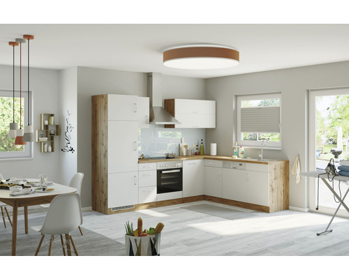 Heller Raum mit Einbauküche, Esstisch und Wäschebereich