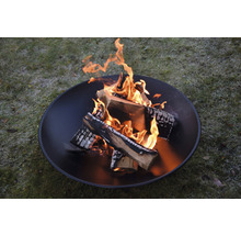 Feuerstelle mit brennendem Holz im Garten