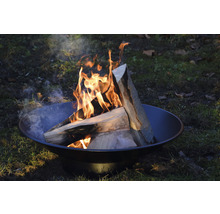 Feuerstelle mit brennendem Holz im Garten