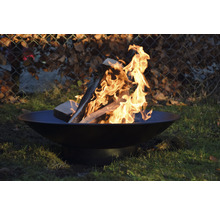 Feuerstelle mit brennendem Holz im Garten