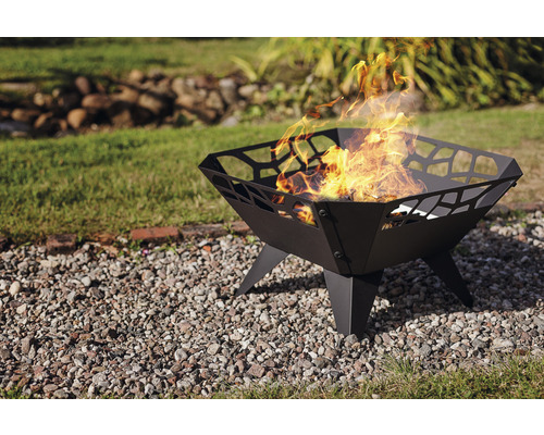 Feuerstelle aus Metall mit Flammen im Garten