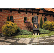 Schwarzer Terassenofen aus Stahl mit Holz vor einem Backsteingebäude in einem Garten