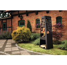 Gartenambiente mit Feuerstelle und Holzstapel