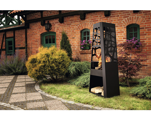 Gartenambiente mit Feuerstelle und Holzstapel