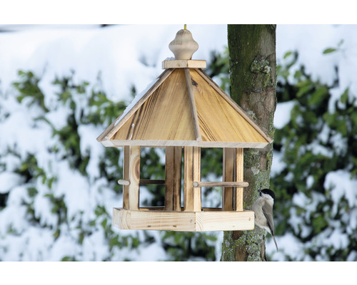 Vogelhaus aus Holz mit Vogel im Winter