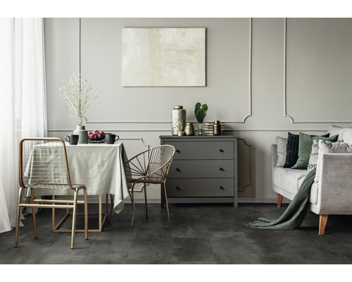 Einrichtungsbeispiel eines Esszimmers mit Tisch, Stühlen, Kommode und Sofa in einem hellen Raum.