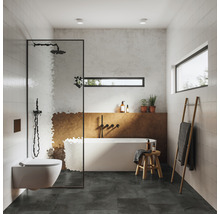Helles Badezimmer mit Dusche, Badewanne, Toilette und Waschtisch