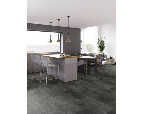 Heller Wohnraum mit Kücheninsel, Essbereich und Bodenfliesen in Holzoptik