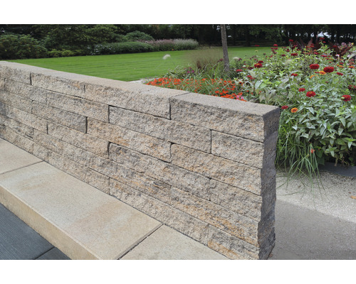 Gartenmauer aus Natursteinblöcken im Außenbereich