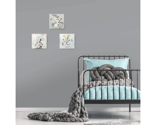 Drei Wandbilder mit Olaf dem Schneemann über einem Bett im Kinderzimmer