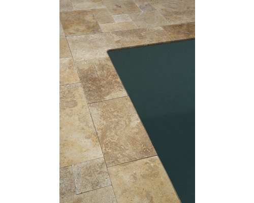 Detailansicht eines Travertin-Terrassenbodens neben einem Pool