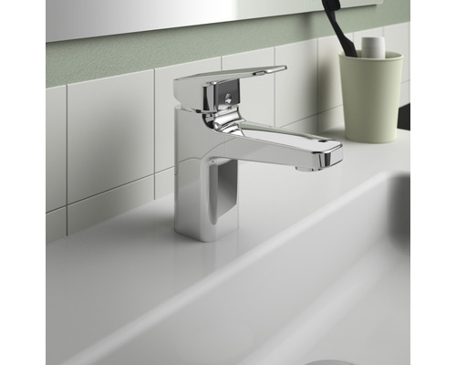 Glänzende Waschtischarmatur auf einem Waschbecken im Badezimmer.