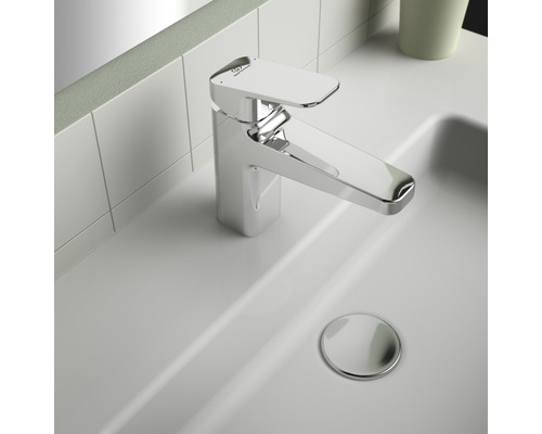 Glänzender Waschtischmischer auf einem weißen Waschbecken