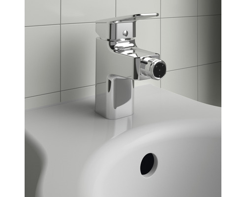 Bidetarmatur aus Metall auf einem Waschbecken