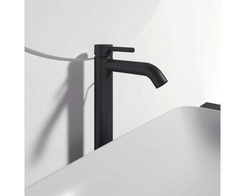 Schwarzer Waschtischmischer auf einem Waschbecken