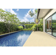 Swimmingpool mit Fliesen und Außenbereich mit Gartengestaltung