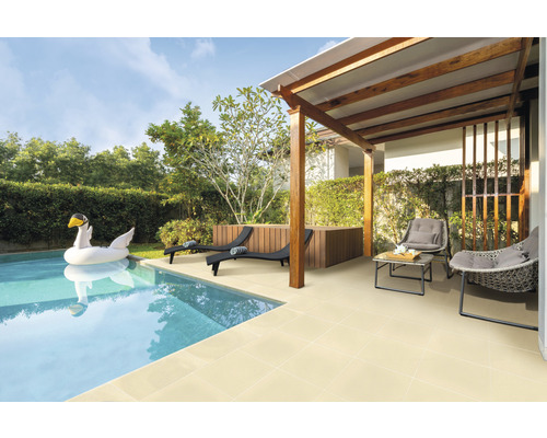 Szene mit Schwimmbad, Liegestühlen, Sitzgruppe und Terrassenplatten