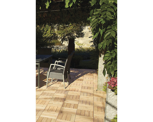 Terrasse mit Holzfliesen und Gartenmöbeln unter Bäumen