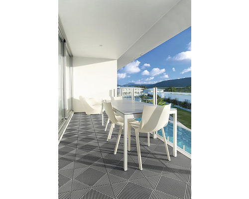 Balkon mit Terrassenfliesen, Tisch und Stühlen