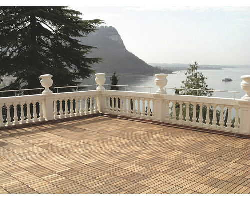 Terrasse mit Bodenfliesen und Balustrade mit Blick auf den See