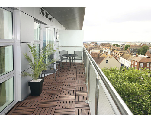 Terrasse mit Bodenfliesen, Tisch und Stühlen