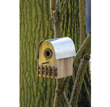 Holzvogelhaus mit Metalldach hängt an einem Baum