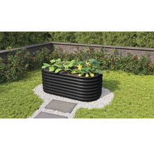 Schwarzes Hochbeet aus Metall mit Bepflanzung im Garten.
