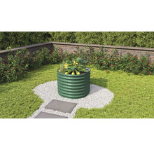 Hochbeet aus Metall im Garten mit Pflanzen