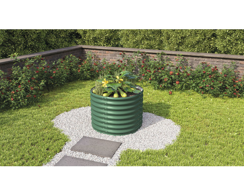 Hochbeet aus Metall im Garten mit Pflanzen