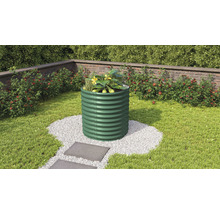 Hochbeet aus Metall mit Bepflanzung im Garten