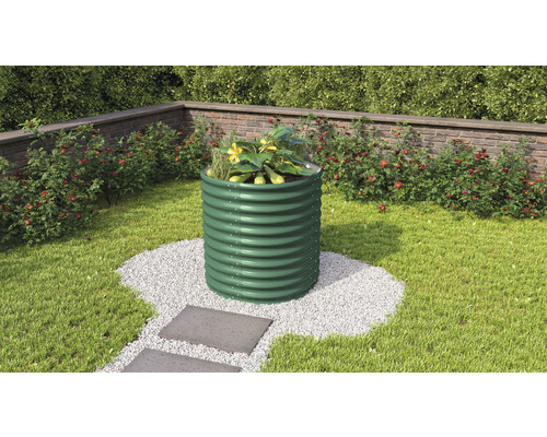Hochbeet aus Metall mit Bepflanzung im Garten