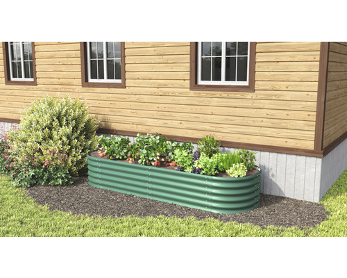 Hochbeet aus Metall vor einem Haus mit Pflanzen bepflanzt