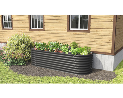 Hochbeet aus Metall mit Bepflanzung im Garten