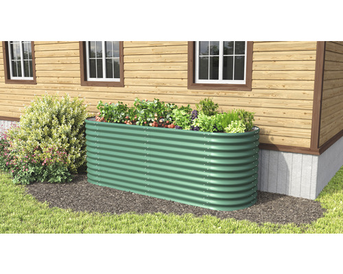 Hochbeet aus Metall mit Bepflanzung im Garten