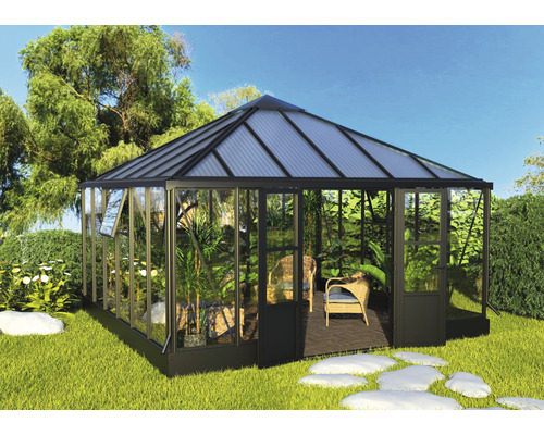 Gewächshaus mit Pflanzen und Sitzgelegenheit im Garten