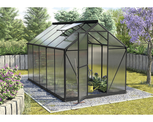 Gewächshaus Vitavia Triton 6200 Hohlkammerplatten 6 mm 198 x 317 cm schwarz Gewächshaus mit geöffneter Tür in einem Garten