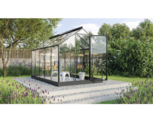 Gewächshaus mit geöffneter Tür auf einer Gartentreppe