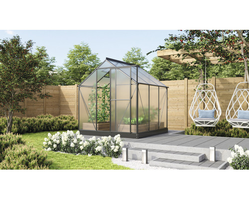 Gewächshaus Vitavia Triton 3800 Hohlkammerplatten 4 mm 198 x 193 cm schwarz Gewächshaus im Garten mit Pflanzen, Holzterrasse und Dekoration